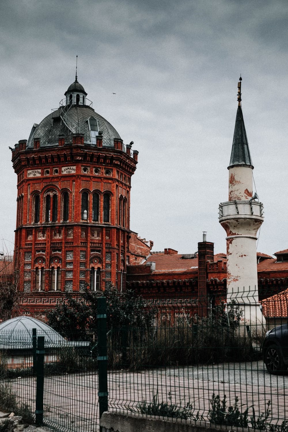 Fener Rum Lisesi kubbesi ve çevredeki tarihi yapı silüeti